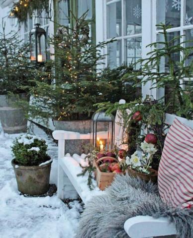 Outdoor winter decor